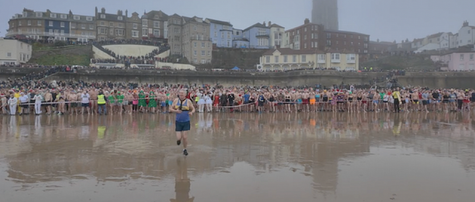 Hundreds run into sea at Boxing Day dips