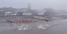 Hundreds run into sea at Boxing Day dips