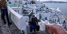 Thousands evacuate Santorini as more earthquakes strike island